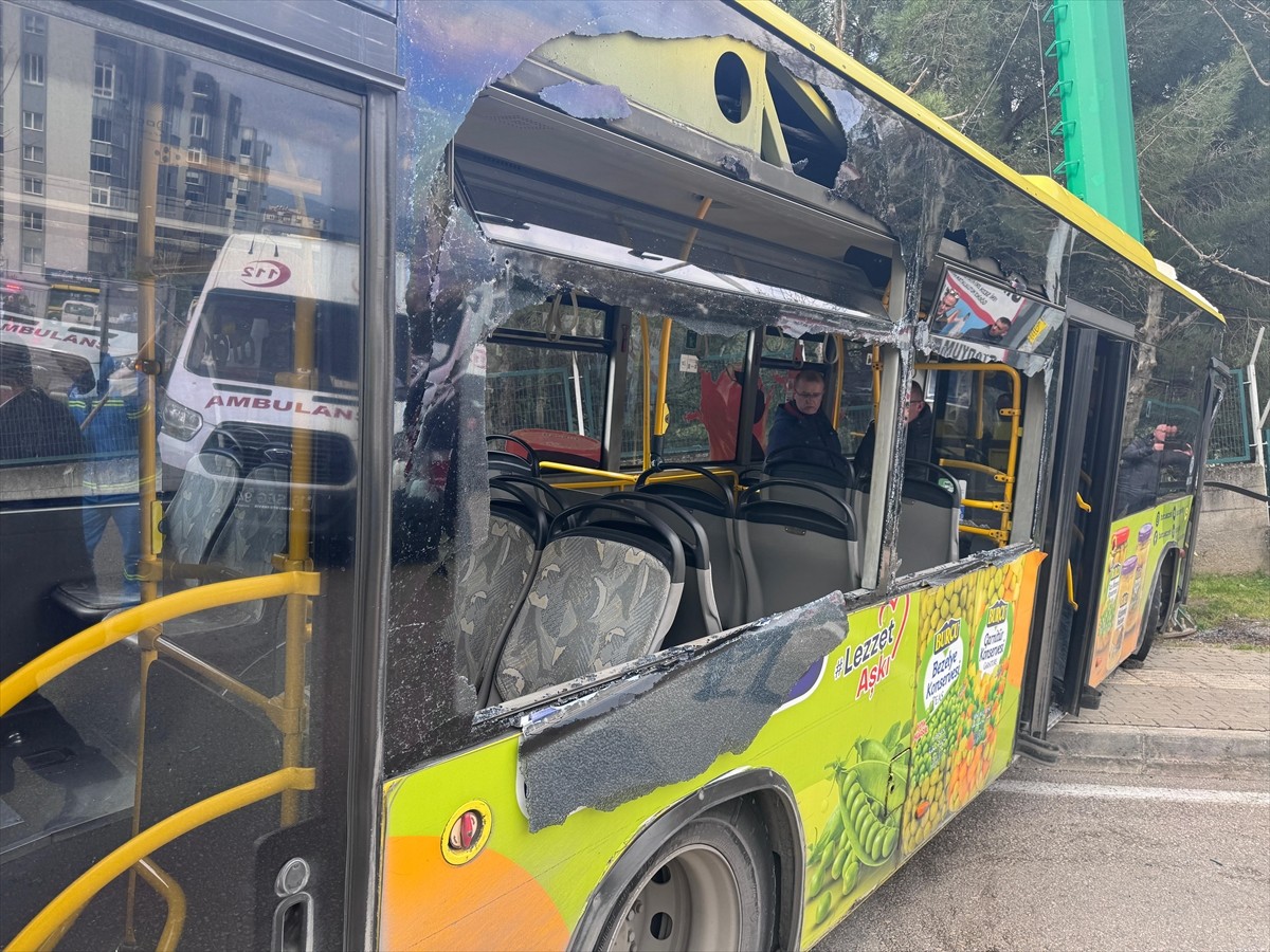Bursa'da Büyükşehir Belediyesine ait halk otobüsünün aydınlatma direğine çarptığı kazada 8 kişi...