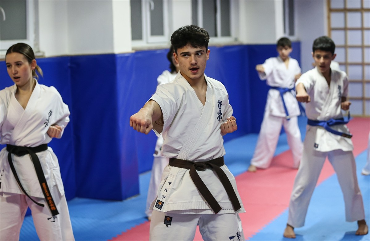 Bursa'da yaşayan 15 yaşındaki milli karateci Mert Tayfun (ortada), Bulgaristan'ın Varna kentinde...