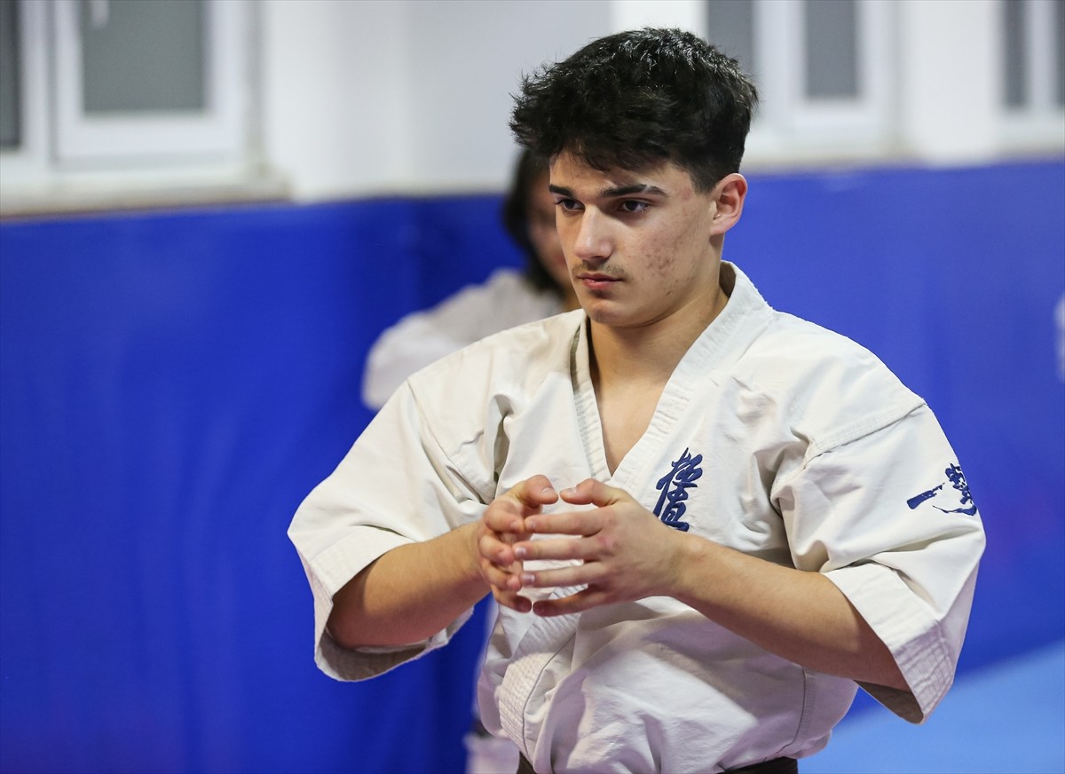 Bursa'da yaşayan 15 yaşındaki milli karateci Mert Tayfun (ortada), Bulgaristan'ın Varna kentinde...