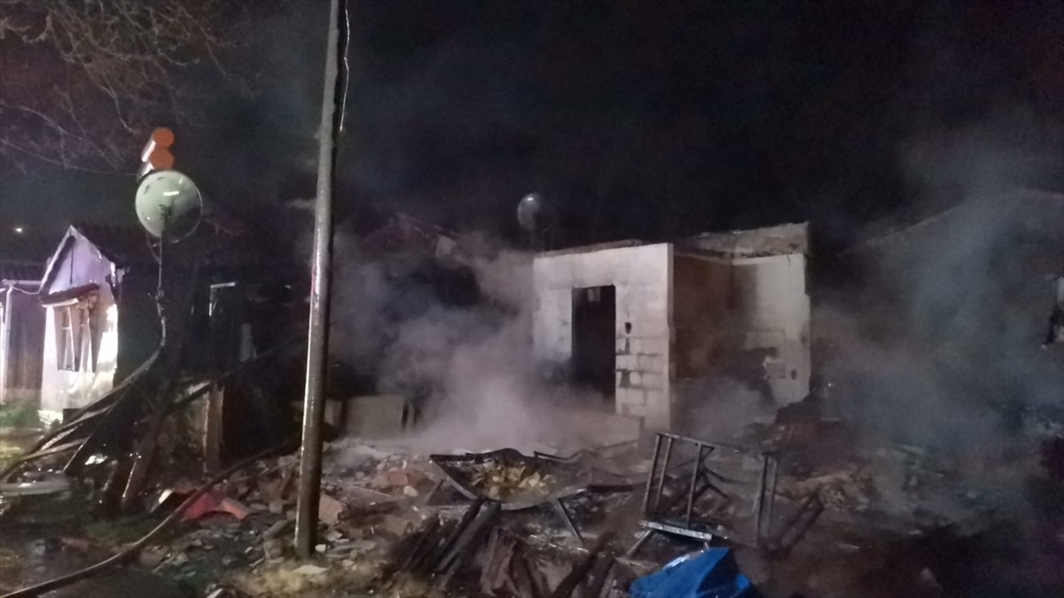 Bursa'nın Mudanya ilçesinde çıkan yangında 18 ahşap baraka zarar gördü.