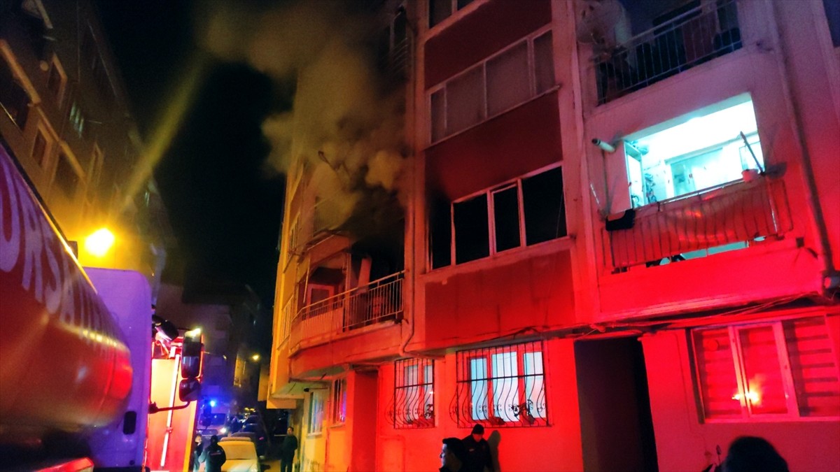 Bursa'nın Orhangazi ilçesinde, apartmanın birinci katında çıkan yangında dumandan etkilenen 1'i...