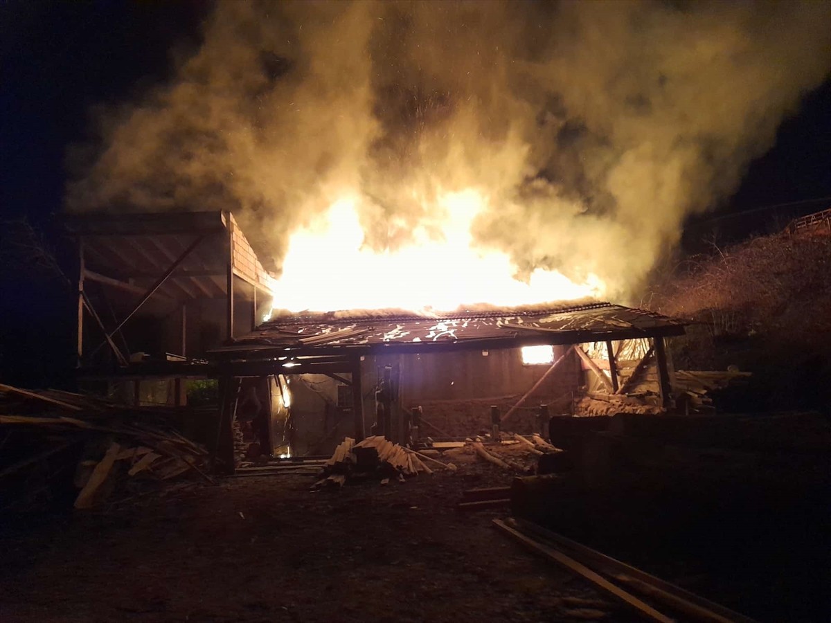 Bursa'nın Osmangazi ilçesinde ahşap evde çıkan yangında evde tek başına yaşadığı öğrenilen...