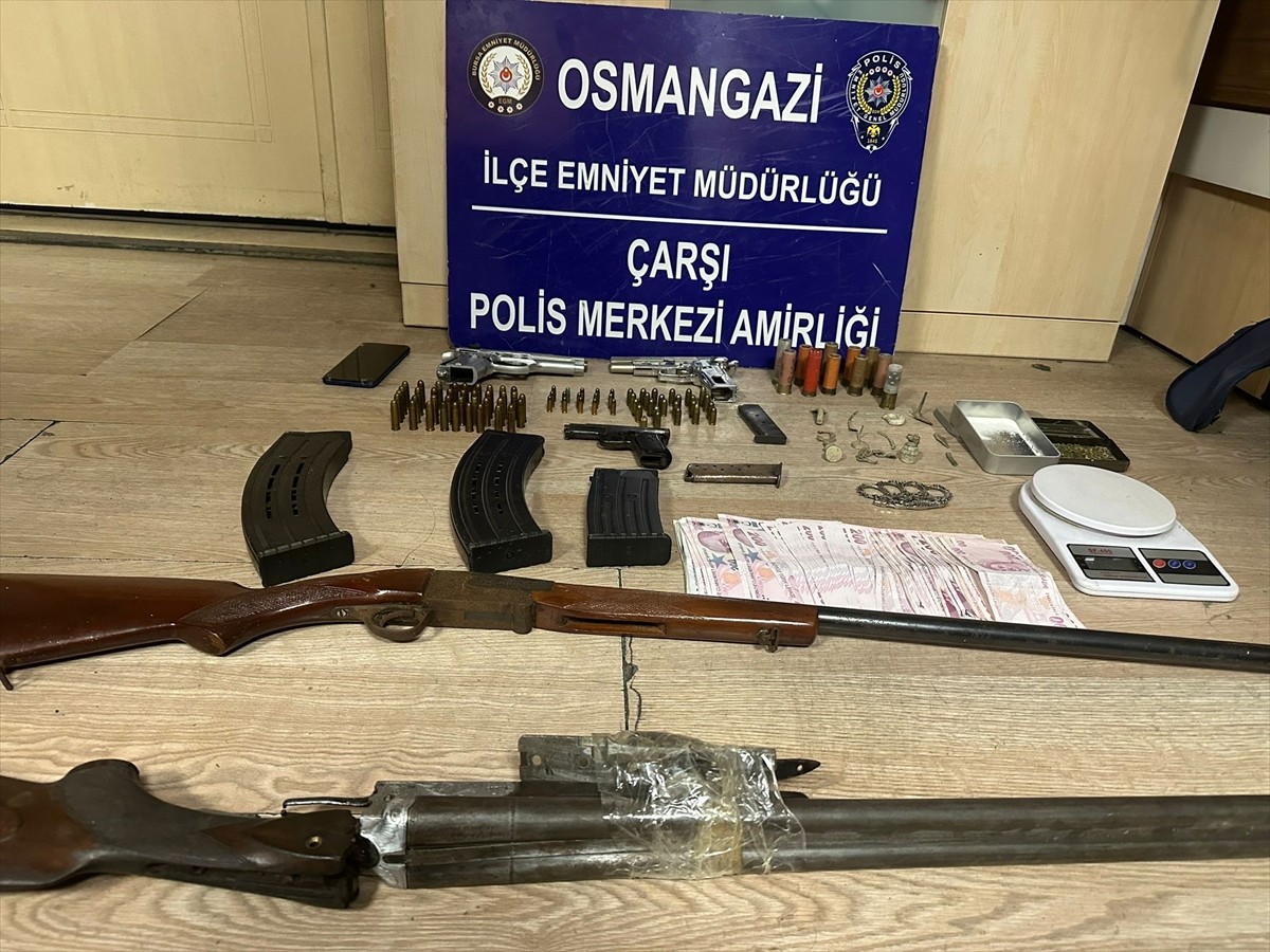 Bursa'nın Osmangazi ilçesinde arama yapılan evde bir evde 13 parça tarihi obje ile ruhsatsız...