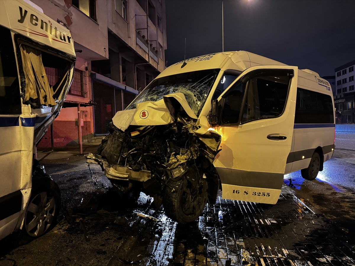 Bursa'nın Yıldırım ilçesinde servis minibüsü ile kamyonetin çarpıştığı kazada yaralanan 3 kişi...
