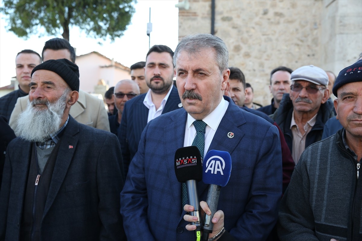 Büyük Birlik Partisi (BBP) Genel Başkanı Mustafa Destici, Eskişehir'in Günyüzü ilçesine bağılı...