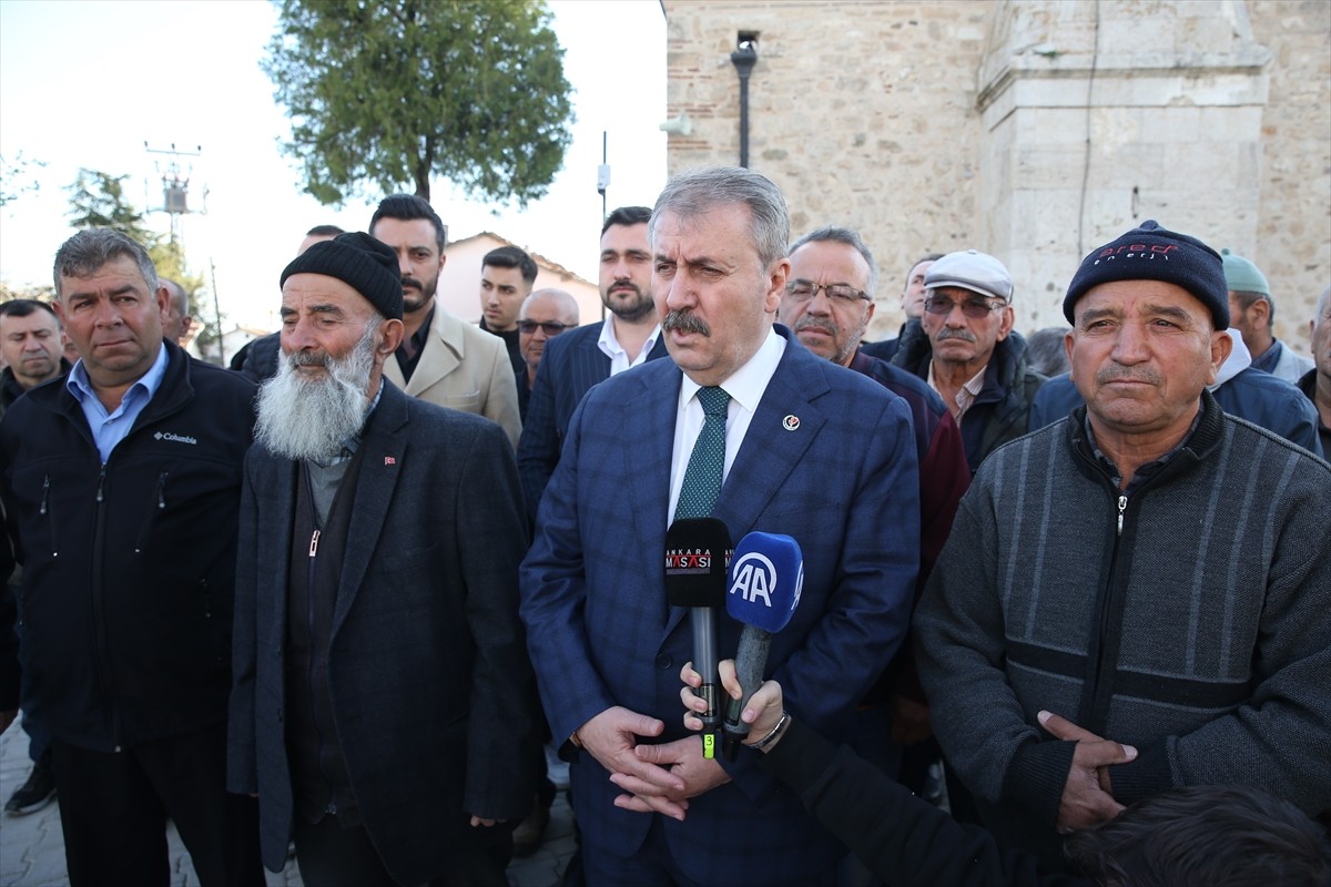 Büyük Birlik Partisi (BBP) Genel Başkanı Mustafa Destici, Eskişehir'in Günyüzü ilçesine bağılı...