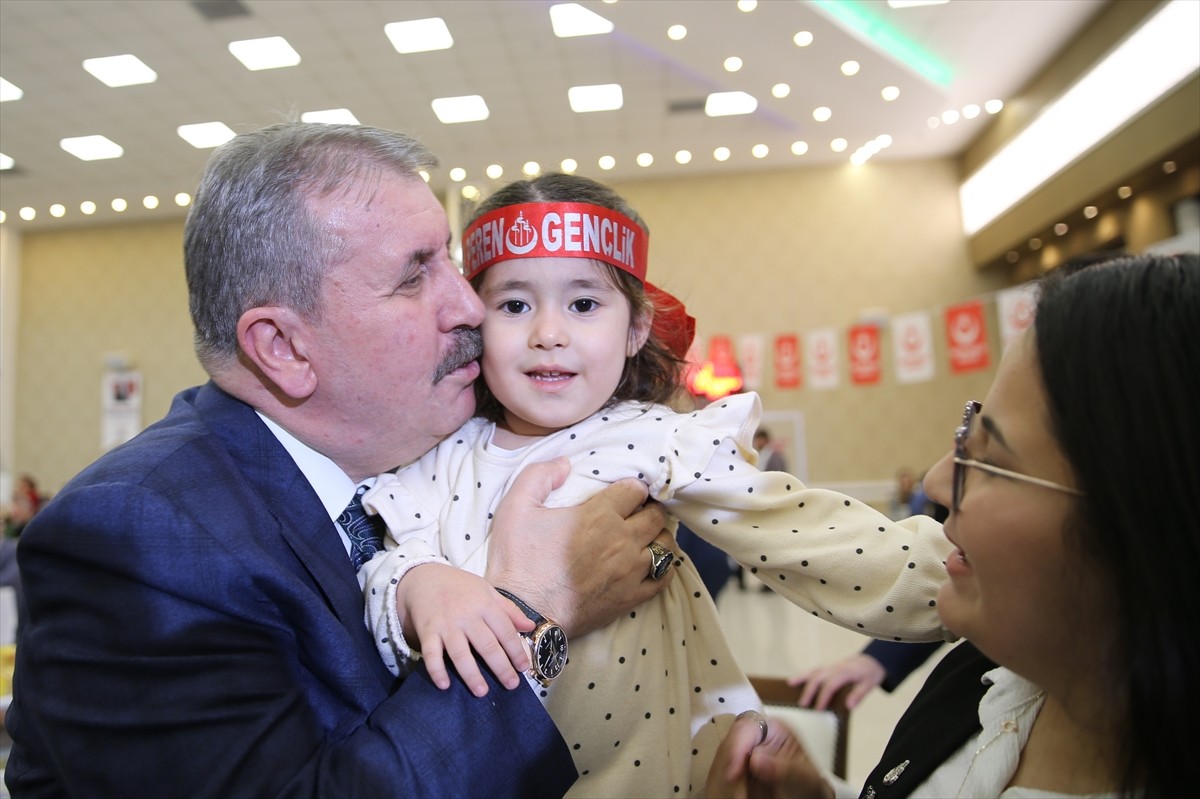 Büyük Birlik Partisi (BBP) Genel Başkanı Mustafa Destici, partisince Merkezefendi ilçesindeki bir...