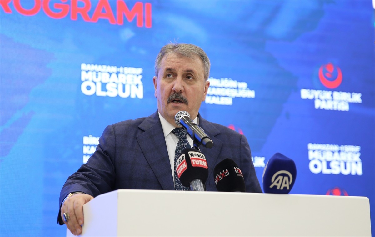 Büyük Birlik Partisi (BBP) Genel Başkanı Mustafa Destici, partisince Merkezefendi ilçesindeki bir...