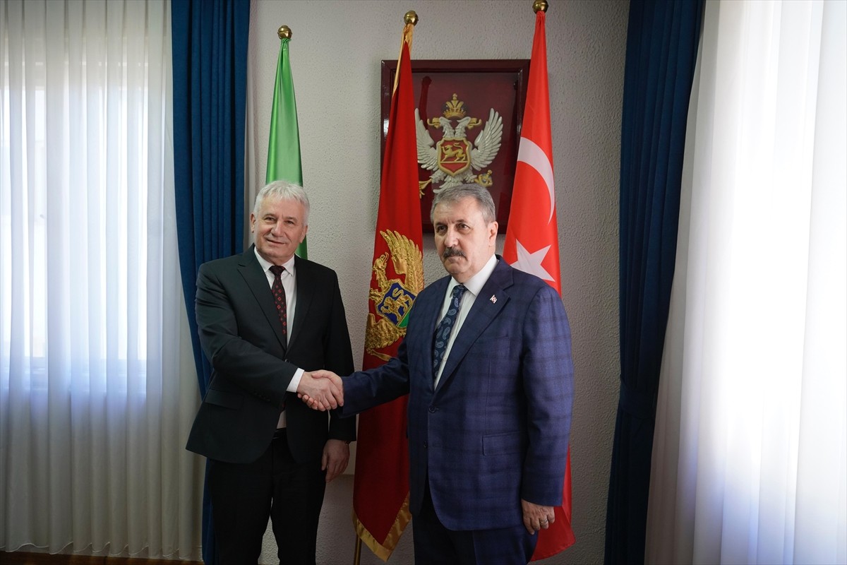 Büyük Birlik Partisi (BBP) Genel Başkanı Mustafa Destici (sağda), Karadağ'da Rojaye Belediyesine...