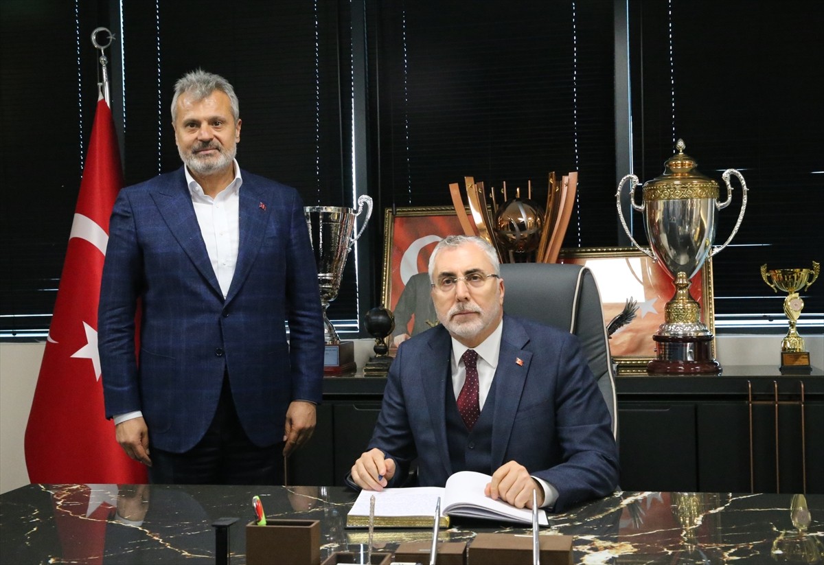 Çalışma ve Sosyal Güvenlik Bakanı Vedat Işıkhan, Hatay'daki programı kapsamında, Büyükşehir...