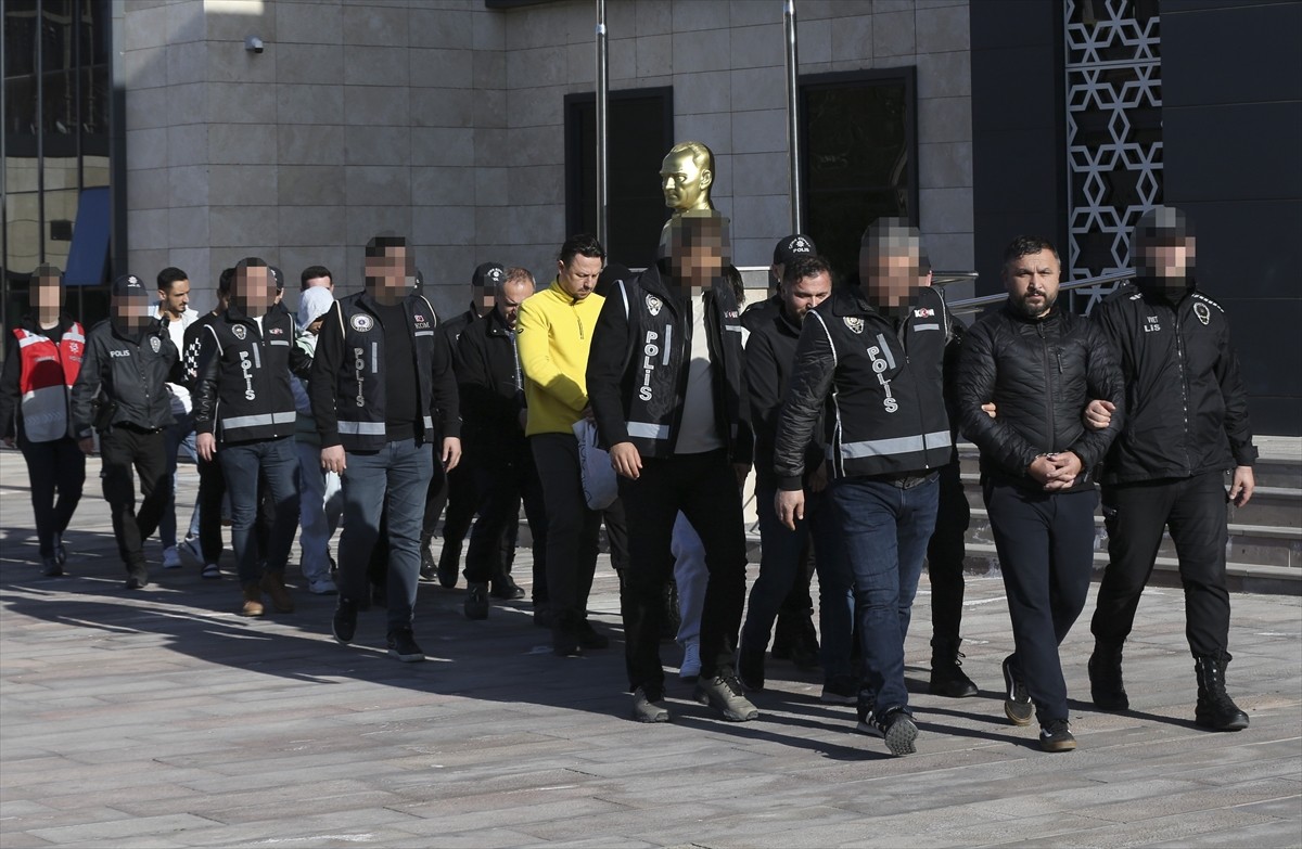 Çanakkale'de otelde balyozlu ve bıçaklı kavgaya karışan 10 şüpheli gözaltına alındı.