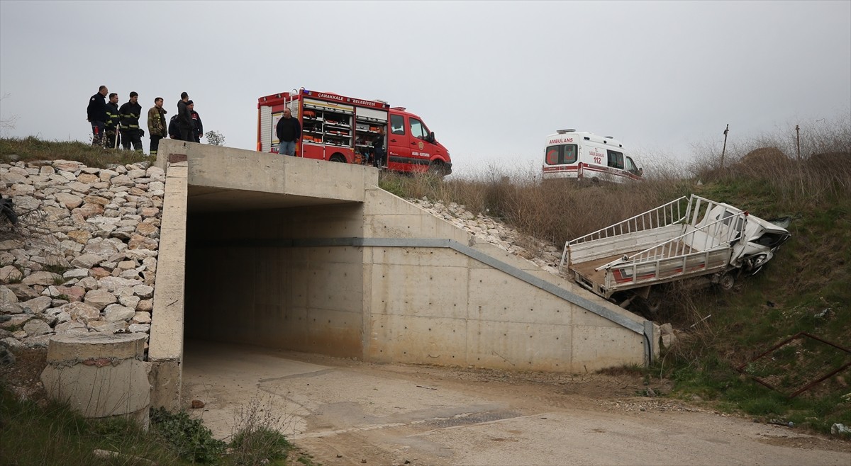 Çanakkale'de yol kenarındaki kaldırıma çarptıktan sonra alt geçide düşen kamyonetin sürücüsü...