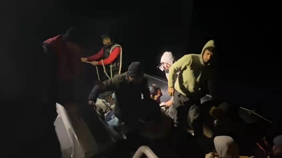 Çanakkale'nin Ayvacık ilçesi açıklarında 21'i çocuk 39 düzensiz göçmen yakalandı.
