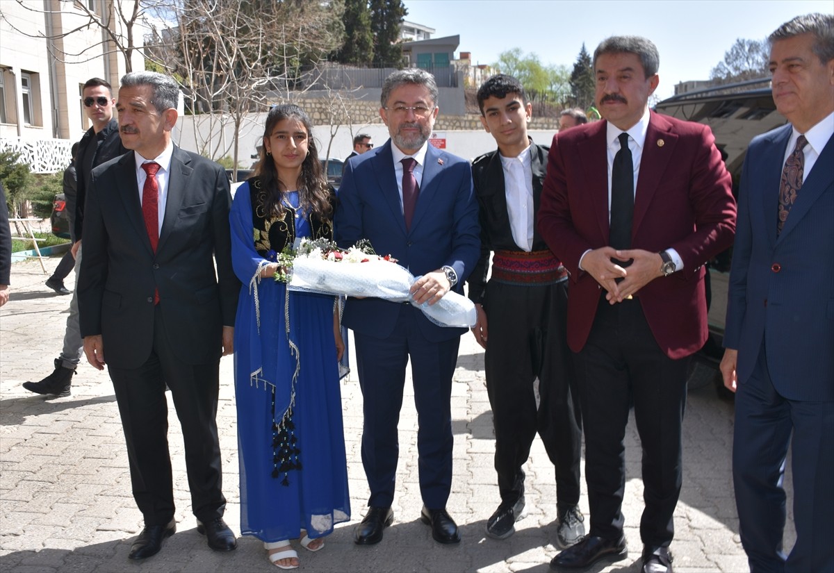 Çeşitli temaslarda bulunmak amacıyla Şırnak'a gelen Tarım ve Orman Bakanı İbrahim Yumaklı (sol 3)...