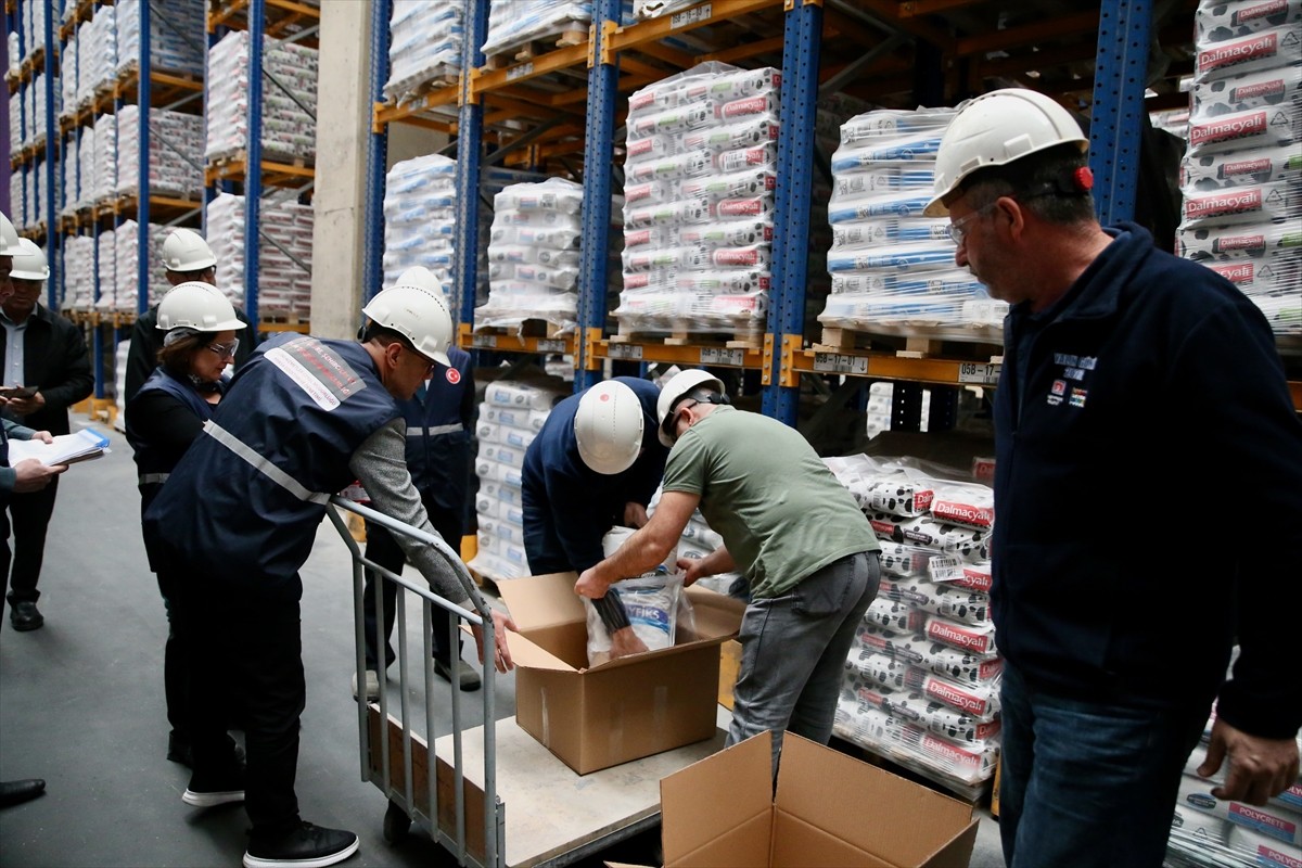 Çevre, Şehircilik ve İklim Değişikliği Bakanlığınca, Kocaeli'de yapı malzemeleri üreticilerine...