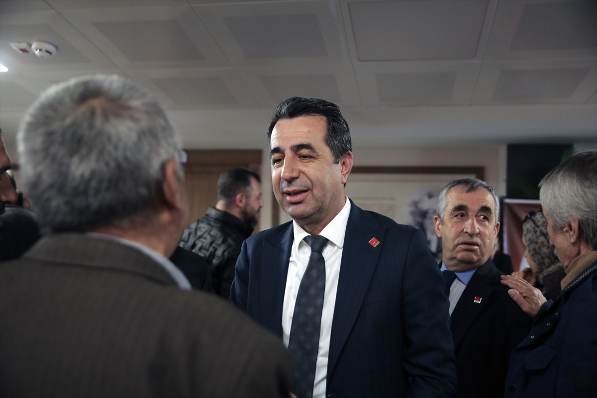 CHP Genel Başkan Yardımcısı Erhan Adem (sol 2), partisinin gelecek genel seçimlerdeki...