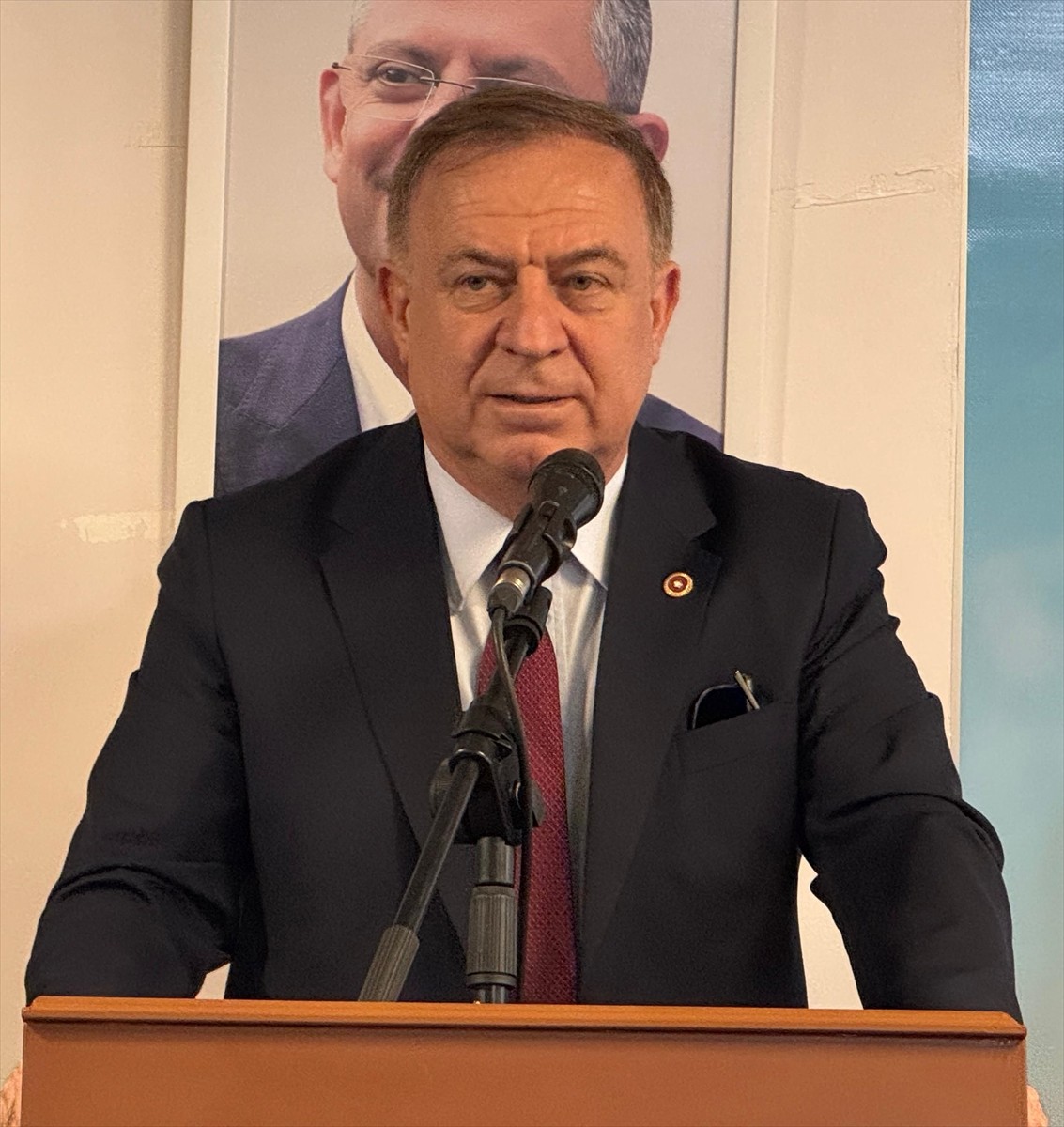 CHP Genel Başkan Yardımcısı Gökan Zeybek, CHP Giresun İl Başkanlığı'nda ziyaret etti. Zeybek...