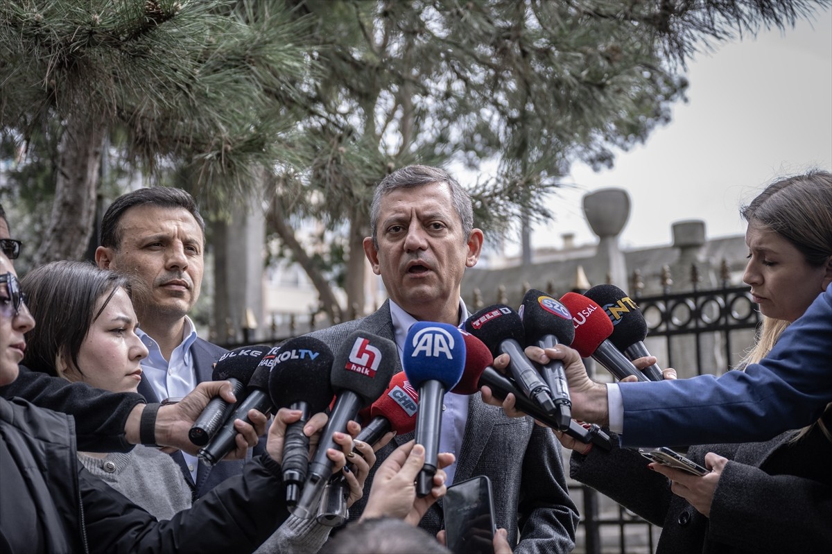 CHP Genel Başkanı Özgür Özel, İstanbul Büyükşehir Belediyesine (İBB) yönelik yolsuzluk ve terör...