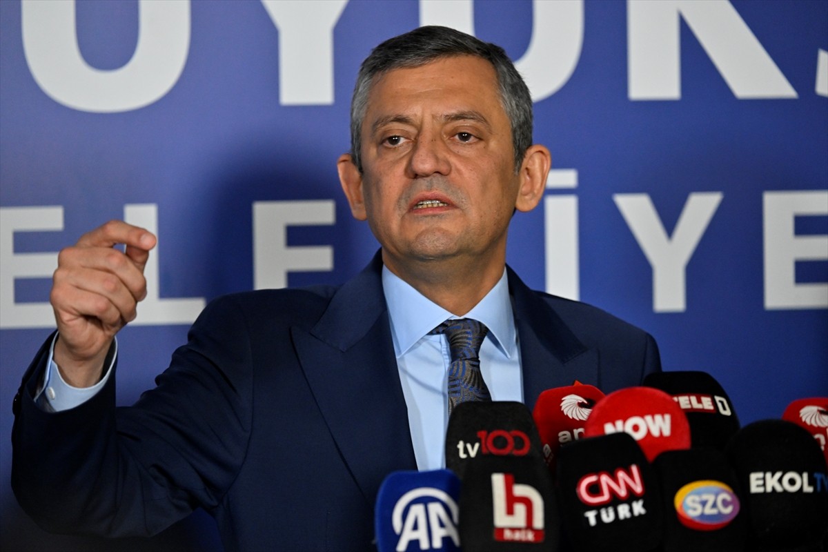 CHP Genel Başkanı Özgür Özel, İstanbul Büyükşehir Belediyesinin (İBB) Saraçhane'deki Başkanlık...