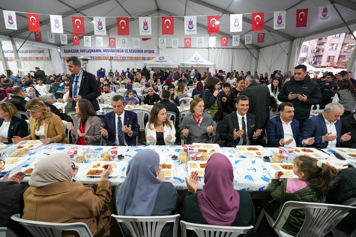 CHP Genel Başkanı Özgür Özel, Manisa programı kapsamında, Büyükşehir Belediyesinin Cumhuriyet...