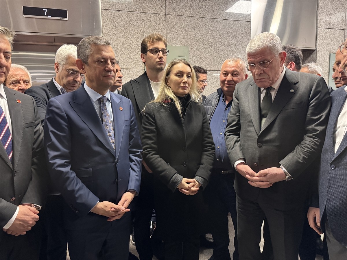 CHP Genel Başkanı Özgür Özel (sağ 2), İmamoğlu'nun eşi Dilek İmamoğlu (sol 2) ile İYİ Parti Genel...