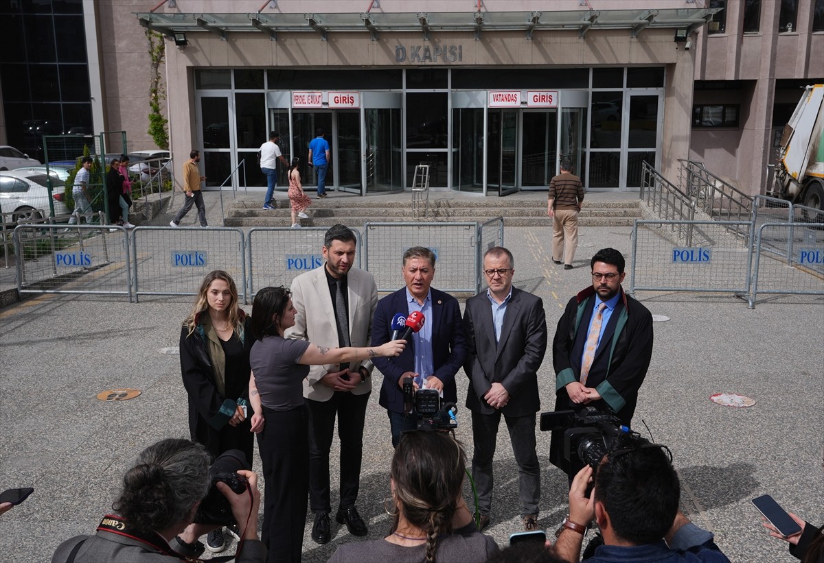 CHP Grup Başkanvekili Murat Emir, Ankara Adliyesi önünde düzenlediği basın açıklamasında...