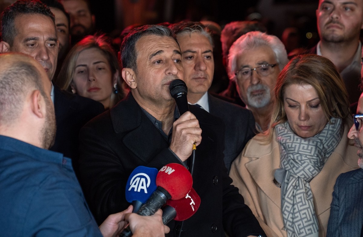 CHP Grup Başkanvekili Murat Emir, partililerle birlikte Radyo ve Televizyon Üst Kurulu (RTÜK)...