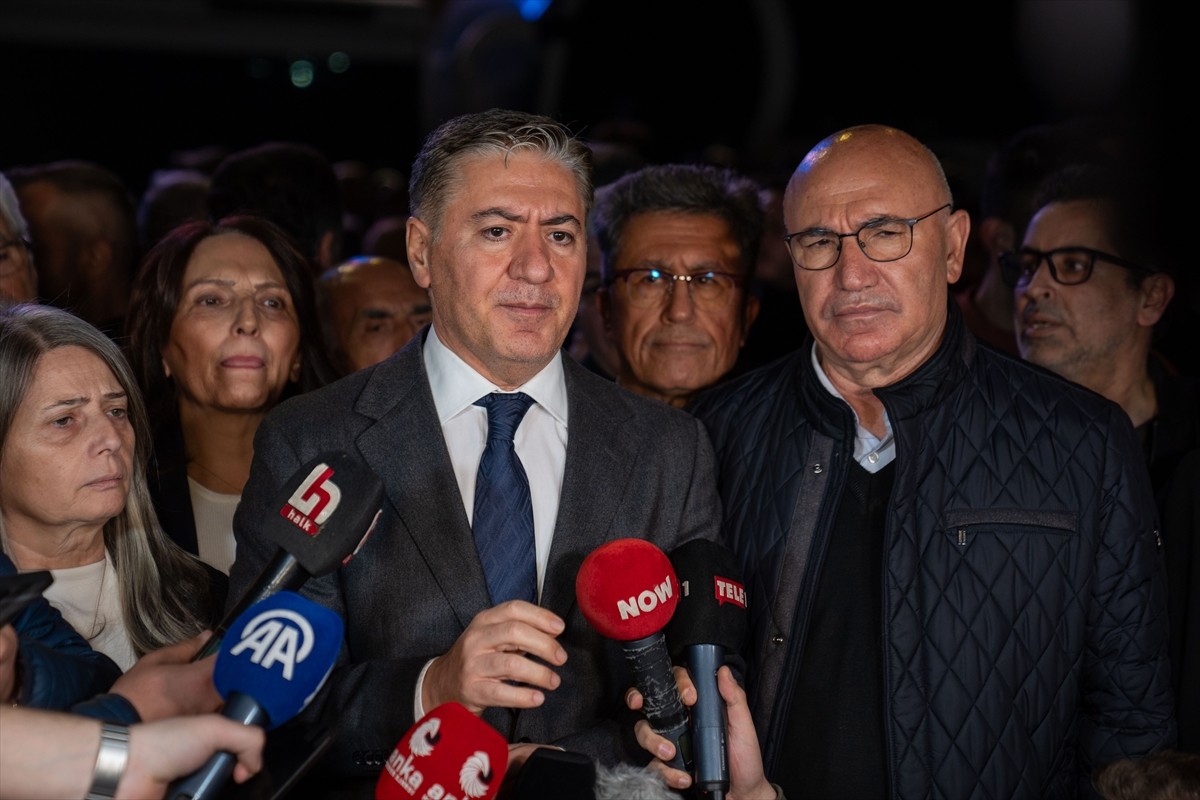 CHP Grup Başkanvekili Murat Emir, partililerle birlikte Radyo ve Televizyon Üst Kurulu (RTÜK)...