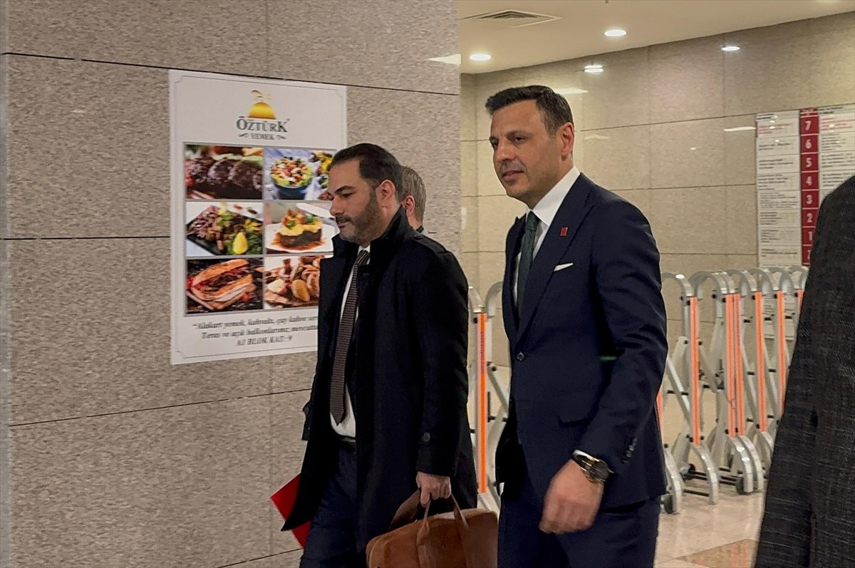 CHP İstanbul İl Başkanı Özgür Çelik'in (sağda), İstanbul Büyükşehir Belediye (İBB) Başkanı Ekrem...