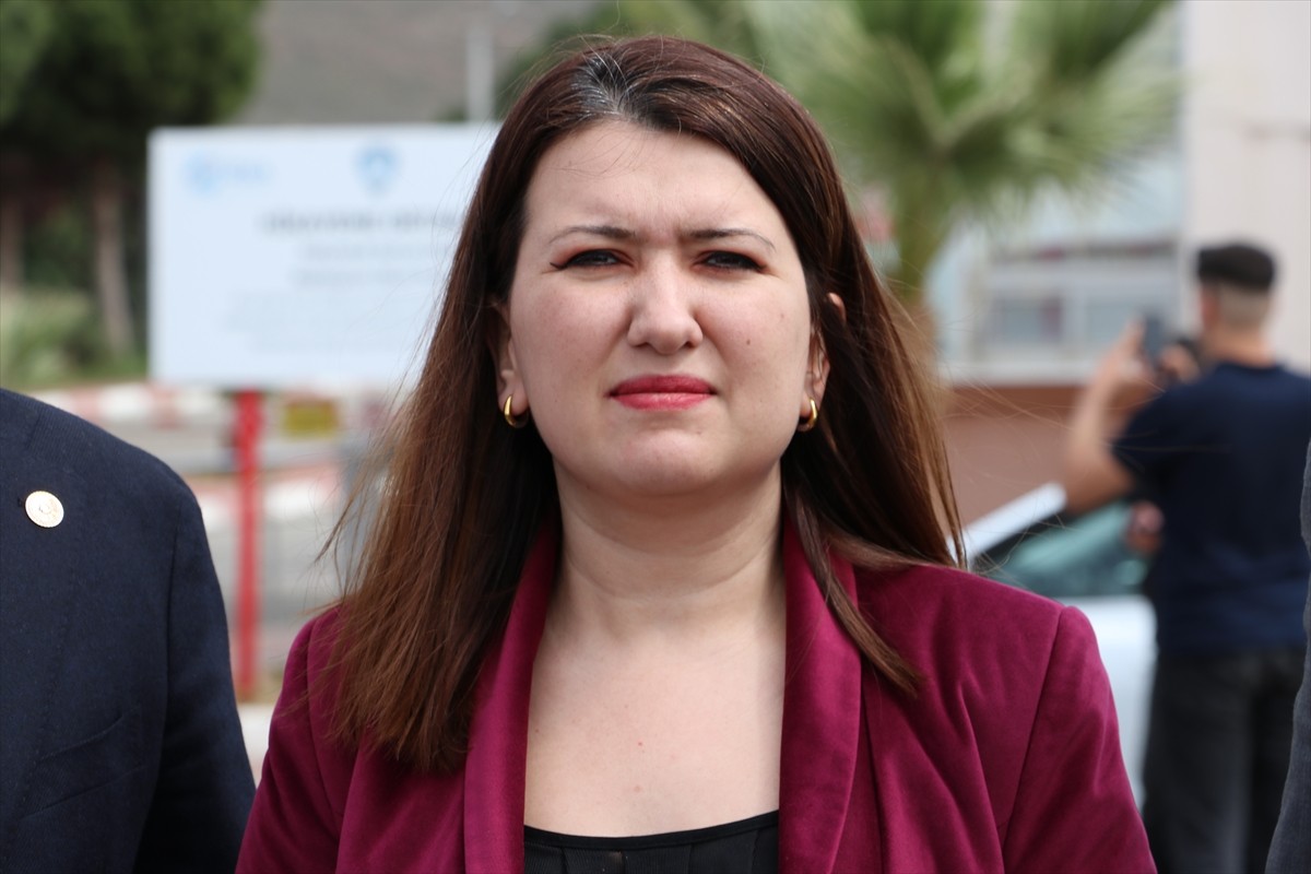 CHP Parti Sözcüsü Deniz Yücel (sağda) ile Genel Başkan yardımcıları Gökçe Gökçen (ortada) ve Murat...