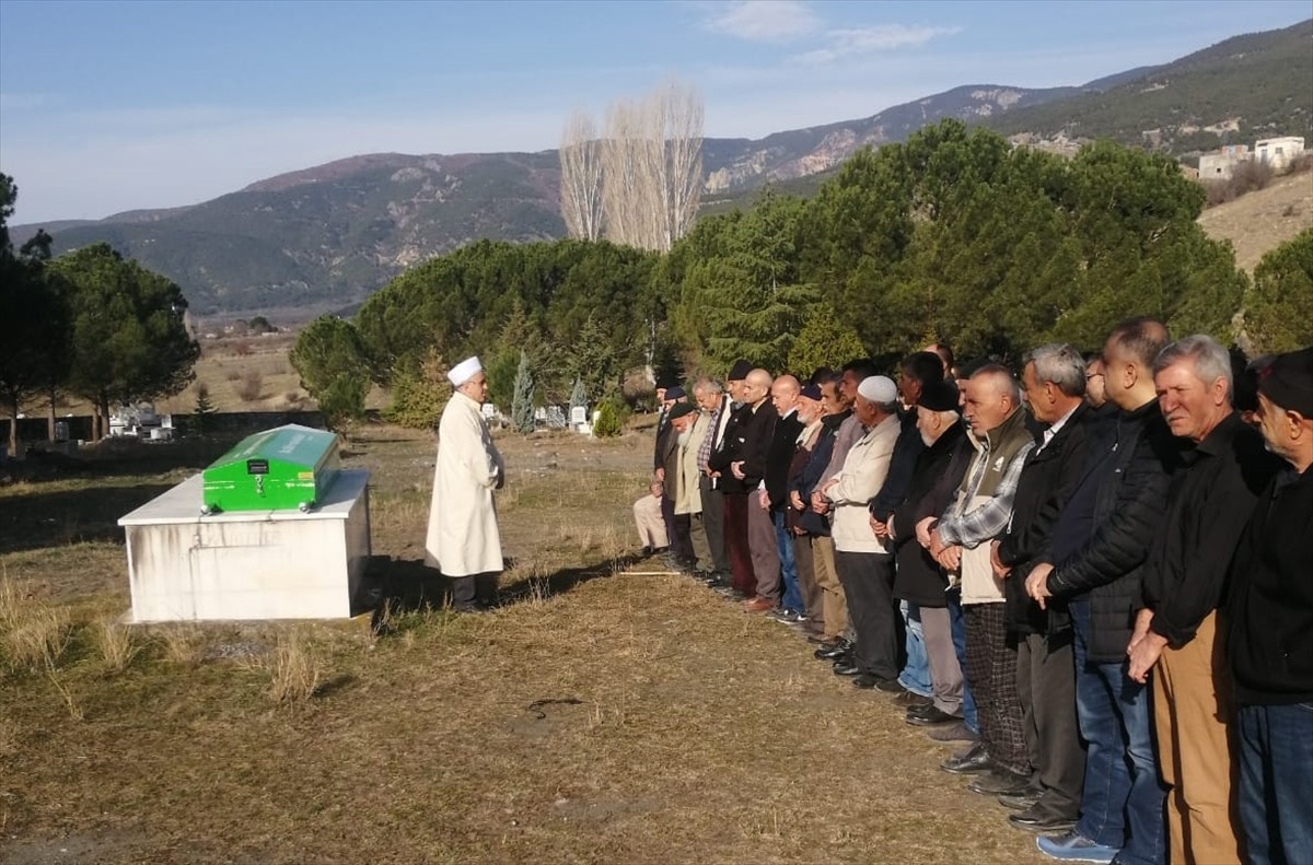 Çorum'un Kargı ilçesinde evine giren gaspçılarca öldürülen Hatice Kış'ın (76) cenazesi, köy...