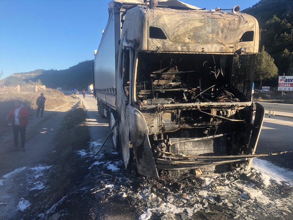 Çorum'un Osmancık ilçesinde seyir halinde yanan tır kullanılamaz hale geldi.