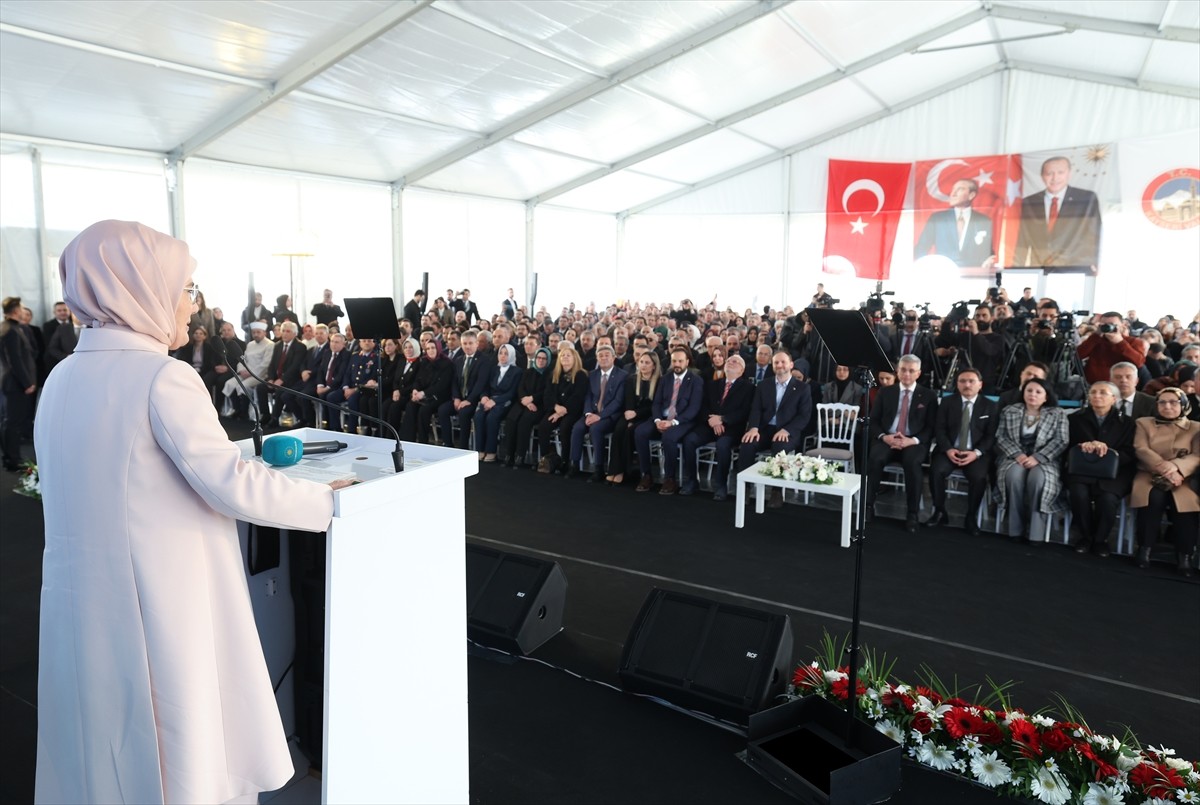 Cumhurbaşkanı Recep Tayyip Erdoğan'ın eşi Emine Erdoğan, 1-7 Mart Yeşilay Haftası kapsamında...