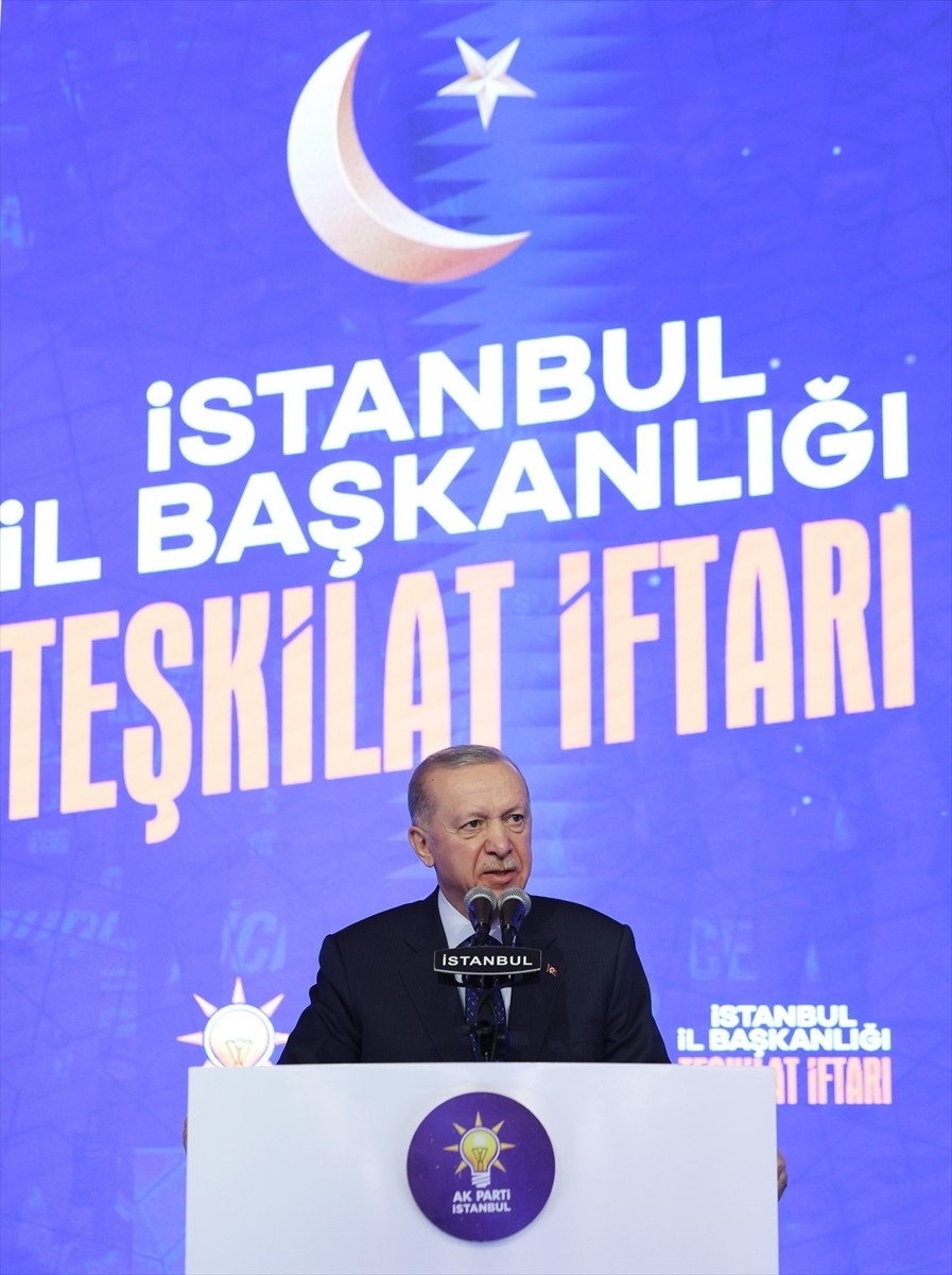 Cumhurbaşkanı Recep Tayyip Erdoğan, Bakırköy'deki bir otelde düzenlenen AK Parti İstanbul...