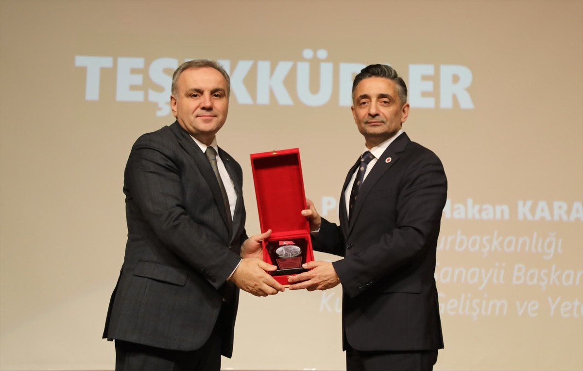 Cumhurbaşkanlığı Savunma Sanayii Başkan Yardımcısı Prof. Dr. Hakan Karataş (sağda), Erciyes...