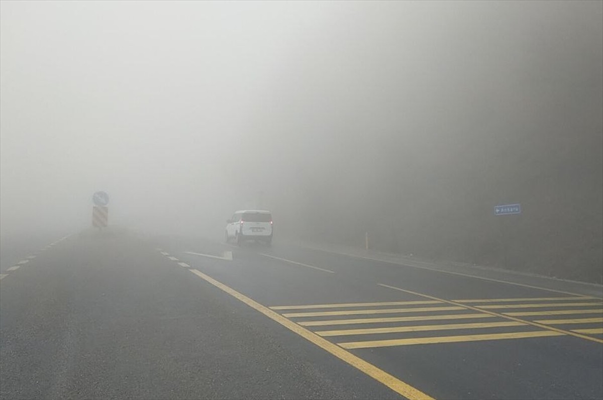 D-100 kara yolunun Bolu Dağı kesiminde sağanak ve sis etkisini gösterdi, görüş mesafesi...