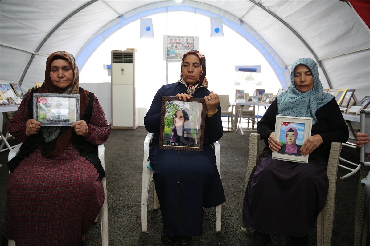 Dağa kaçırılan çocukları için eski HDP il binası önünde oturma eylemi yapan Diyarbakır anneleri...