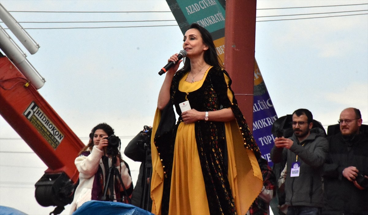 DEM Parti Eş Genel Başkanlarından Tülay Hatimoğulları Van'da düzenlenen nevruz kutlamasına...