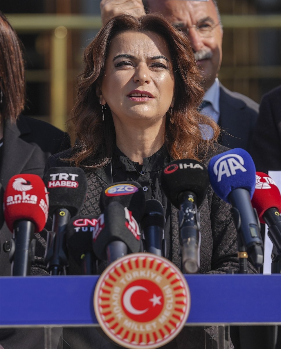 DEM Parti Grup Başkanvekili Gülüstan Kılıç Koçyiğit, DEM Parti milletvekilleriyle Meclis'te...