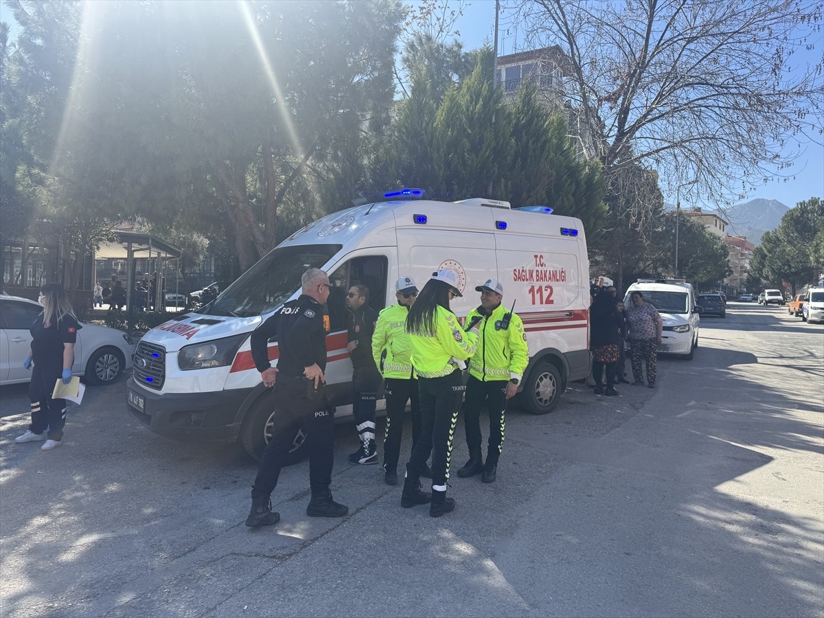 Denizli'nin Pamukkale ilçesinde evde çıkan yangında dumandan etkilenen anne ile otizmli oğlu...