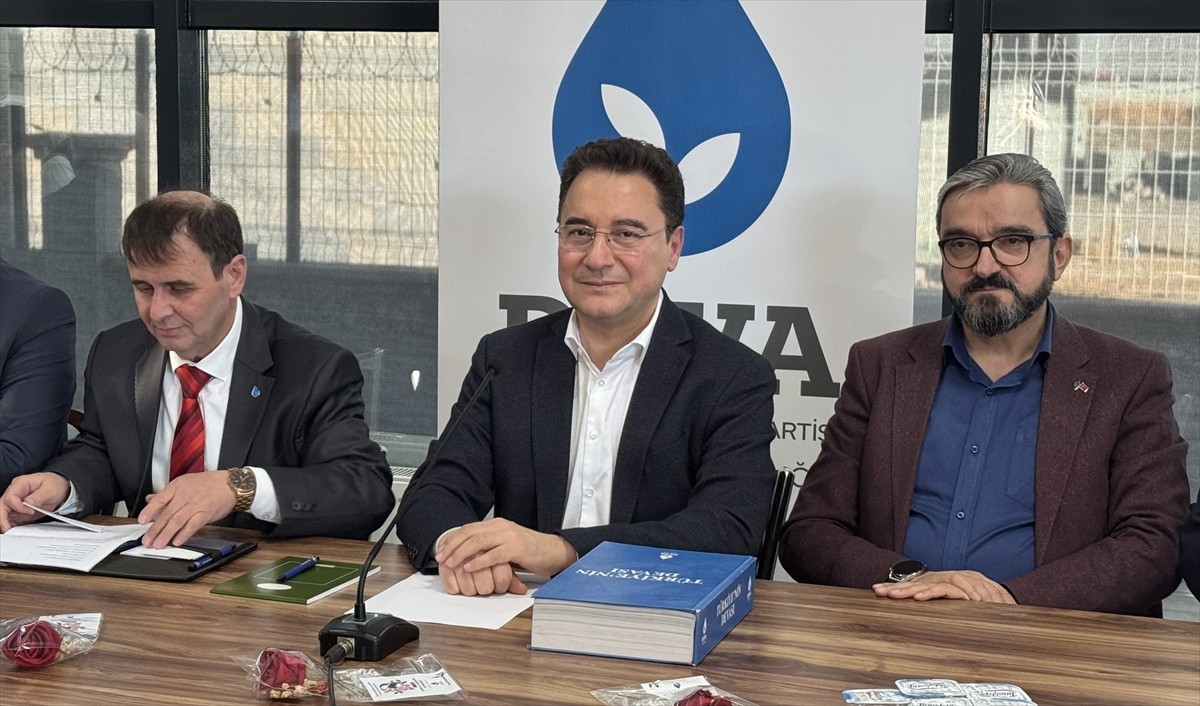 DEVA Partisi Genel başkanı Ali Babacan (ortada), Konya'da partisinin İl Başkanlığınca bir...