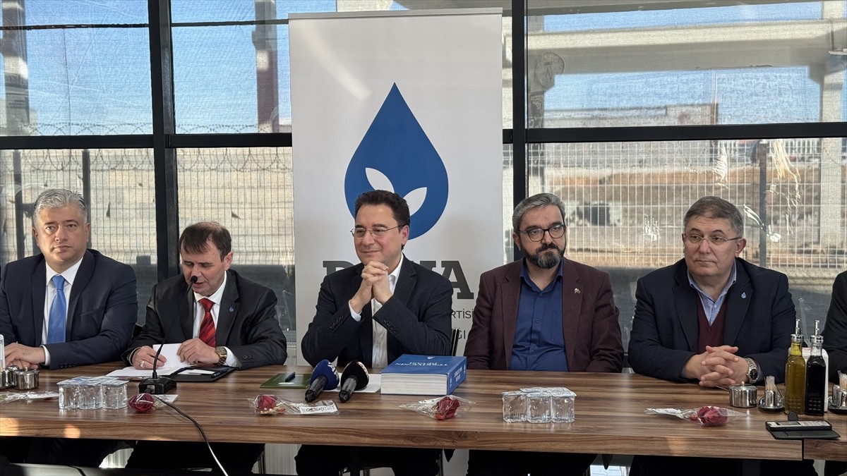 DEVA Partisi Genel başkanı Ali Babacan (ortada), Konya'da partisinin İl Başkanlığınca bir...