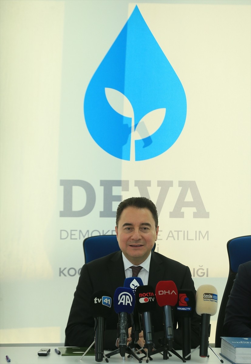 DEVA Partisi Genel Başkanı Ali Babacan, partisinin Kocaeli İl Başkanlığı'nda düzenlenen basın...