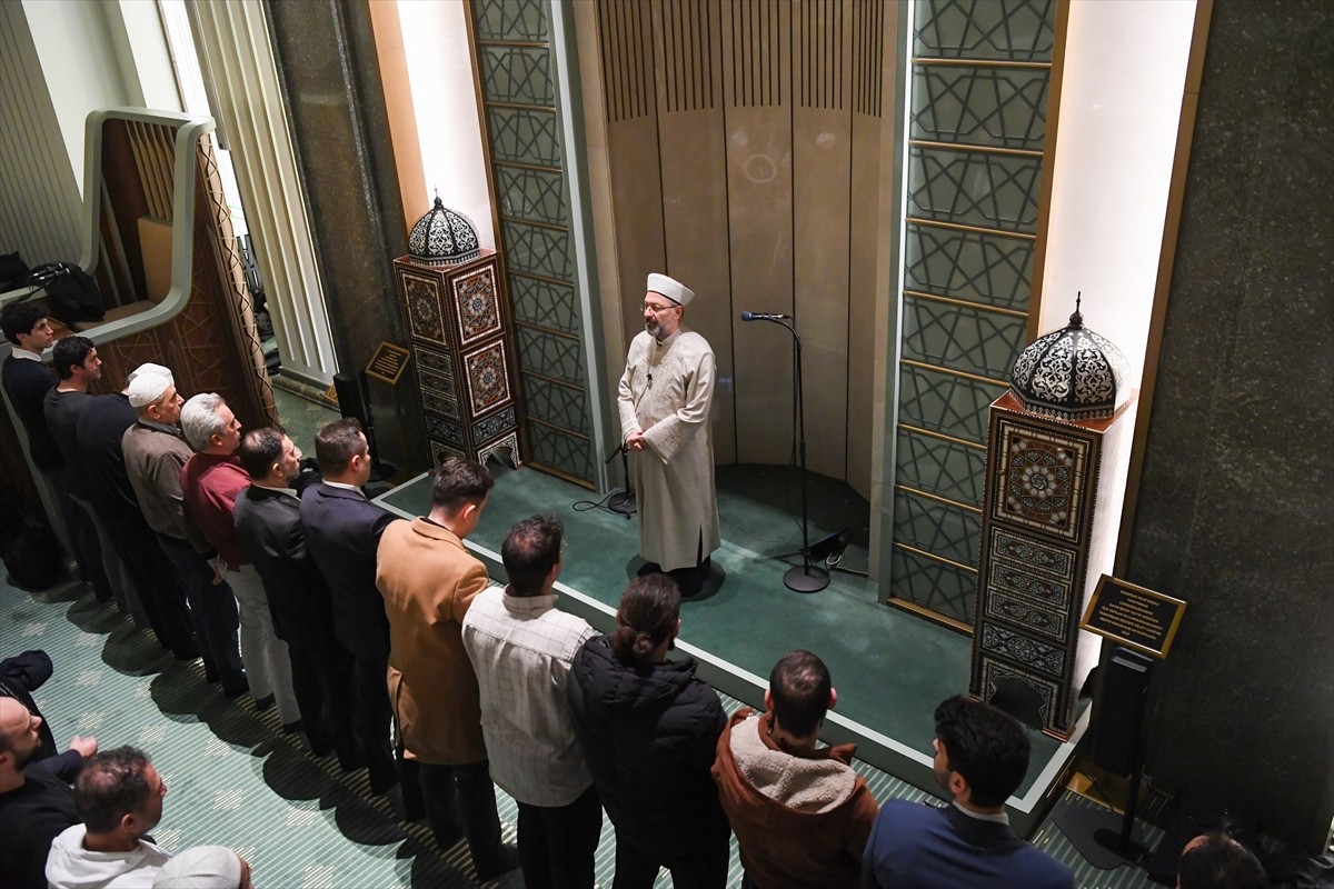 Diyanet İşleri Başkanı Ali Erbaş, Ankara Millet Camisi'nde teravih namazı kıldırdı.
