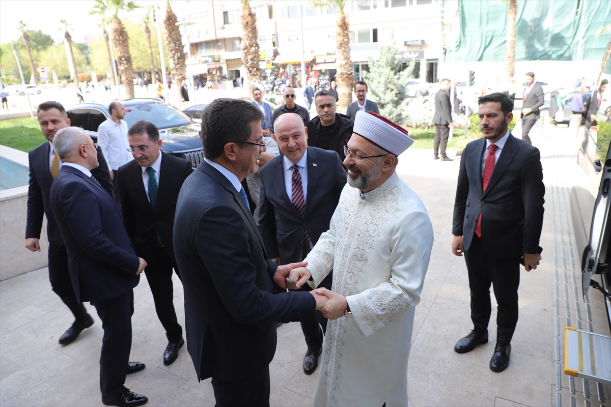 Diyanet İşleri Başkanı Ali Erbaş (ortada), bazı programlara katılmak üzere geldiği Denizli Valisi...