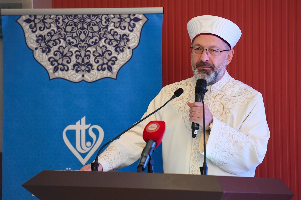 Diyanet İşleri Başkanı Ali Erbaş, Türkiye Diyanet Vakfınca (TDV) düzenlenen "İyilik Buluşmaları"...