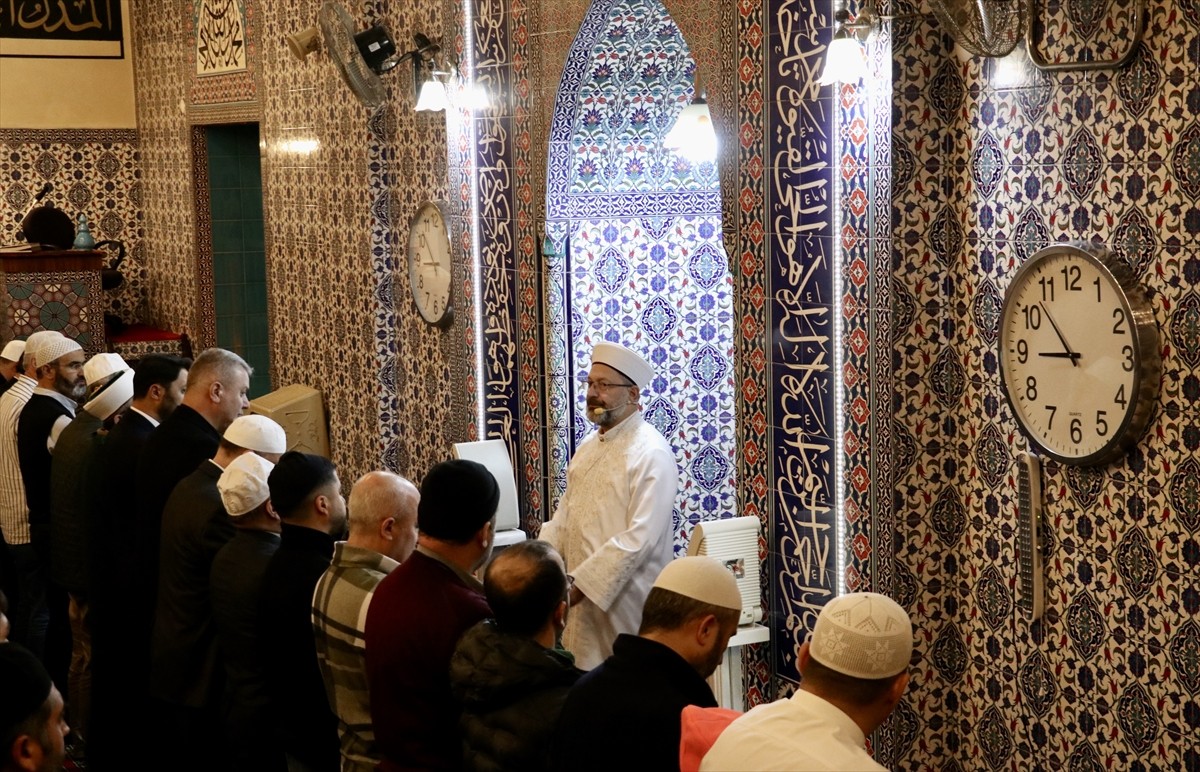 Diyanet İşleri Başkanı Prof. Dr. Ali Erbaş, Sakarya'da Enderun usulüyle teravih kıldırdı.