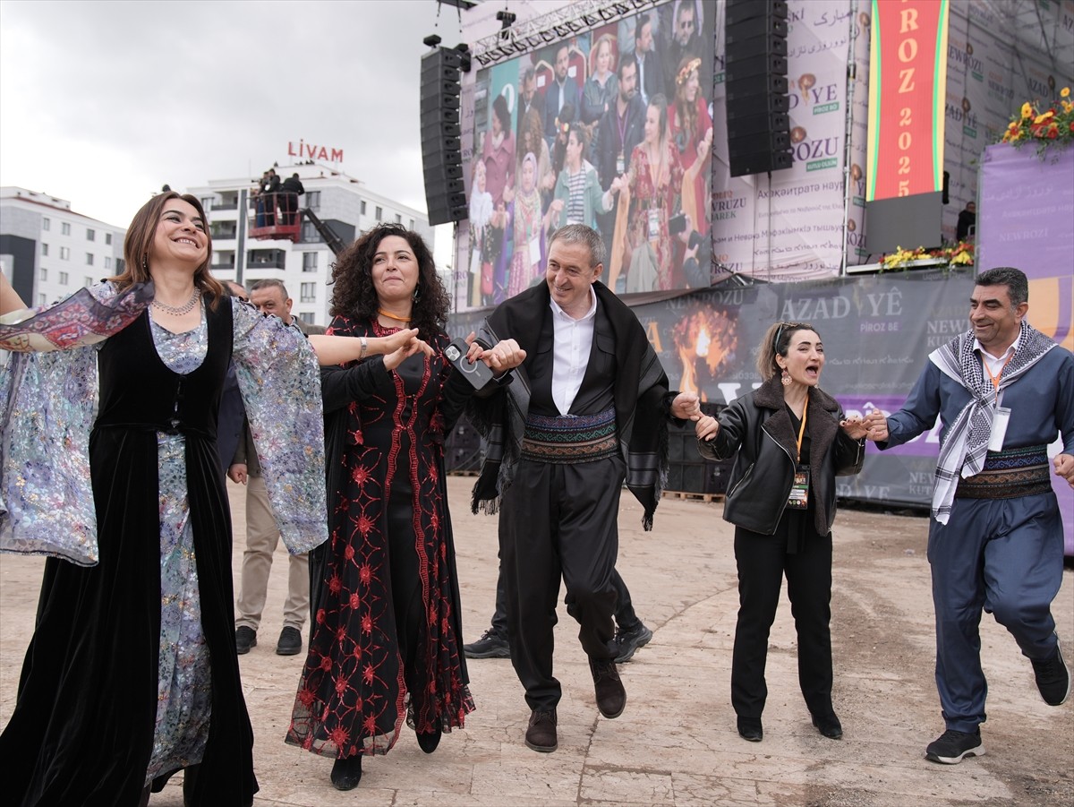 Diyarbakır'da DEM Parti öncülüğünde düzenlenen nevruz etkinliği sona erdi. Katılımcılar DEM Parti...