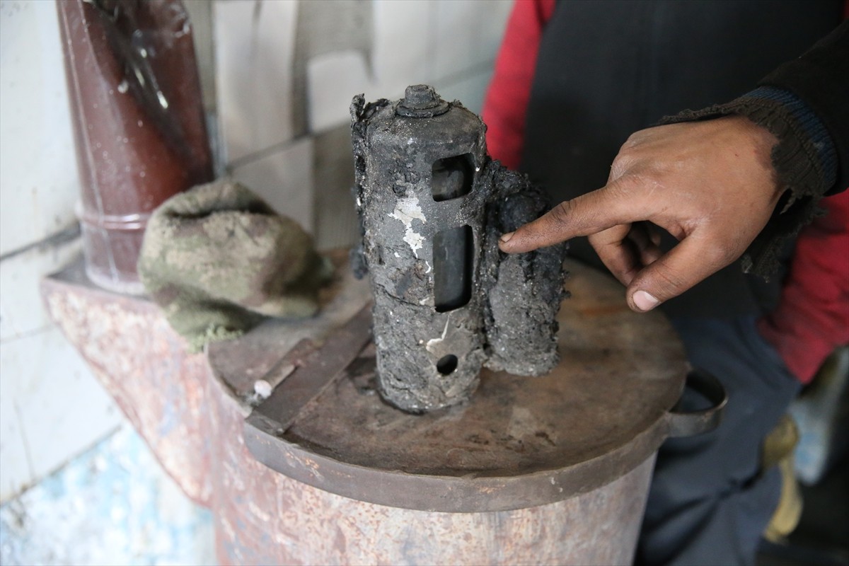 Diyarbakır'da, merkez Yenişehir ilçesindeki 1. Sanayi Sitesi'nde oto elektrik tamiri yapılan iş...