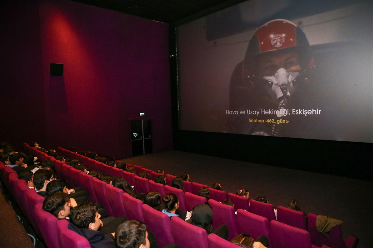 Diyarbakır'da öğrenciler, sinema salonunda Türkiye'nin insanlı ilk uzay görevinin hikayesini...